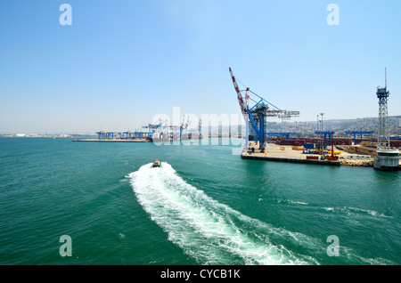 Ansicht von Schleppern in den Hafen von Haifa, Israel Stockfoto