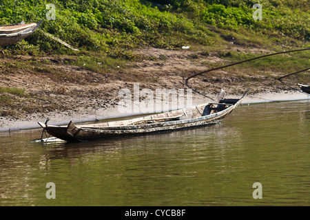 Traditionelle Flussschiffe auf dem Mekong River in der Nähe von Luang Prabang, Laos Stockfoto