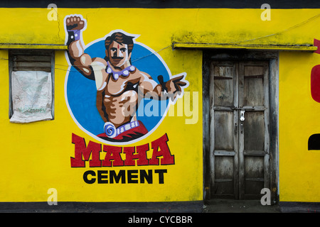 Bunten handgemalten Wand Wandbild Werbung auf einem indischen Gebäude. Andhra Pradesh, Indien Stockfoto