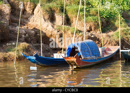 Traditionelle Flussschiffe auf dem Mekong River in der Nähe von Luang Prabang, Laos Stockfoto