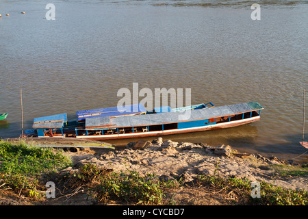 Traditionelle Flussschiffe auf dem Mekong River in der Nähe von Luang Prabang, Laos Stockfoto