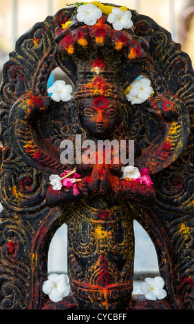 Hindu Altar Steinen in einem Tempel indische Vishnu Gottheit in der südindischen Landschaft darstellt. Andhra Pradesh, Indien. Stockfoto