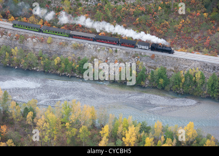 LUFTAUFNAHME. Touristische Dampfeisenbahn im malerischen Var-Tal zwischen Entrevaux und Annot. Alpes-de-Haute-Provence, Frankreich. Stockfoto