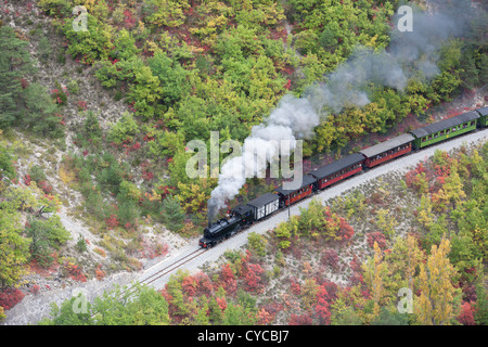 LUFTAUFNAHME. Touristische Dampfeisenbahn im malerischen Var-Tal zwischen Entrevaux und Annot. Alpes-de-Haute-Provence, Frankreich. Stockfoto