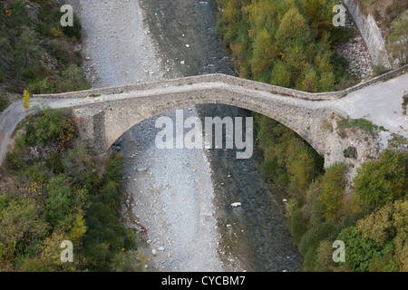 LUFTAUFNAHME. Steinbogenbrücke aus dem 18. Jahrhundert im malerischen Var-Tal. Queen Jeanne Bridge, Saint-Benoit, Alpes-de-Haute-Provence, Frankreich. Stockfoto