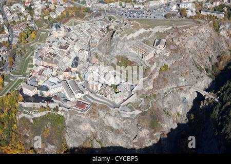 LUFTAUFNAHME. Die Altstadt von Briançon auf einem felsigen Sporn mit seinen Befestigungsanlagen von Vauban gebaut. Asfeldbrücke rechts unten. Hautes-Alpes, Frankreich. Stockfoto