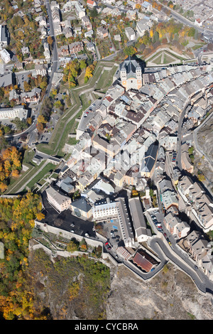 LUFTAUFNAHME. Die Altstadt von Briançon auf einem felsigen Sporn mit seinen Befestigungsanlagen von Vauban gebaut. UNESCO-Weltkulturerbe. Hautes-Alpes, Frankreich. Stockfoto