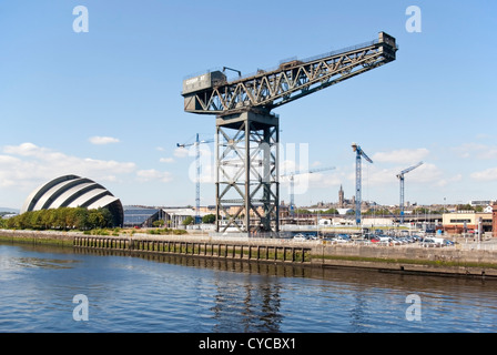 Finnieston Crane und dem Clyde Auditorium - bekannt als das Gürteltier - auf dem Fluss Clyde in Glasgow Stockfoto