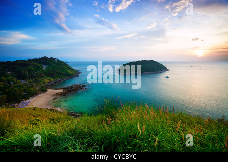 Sonnenuntergang über Promthep Cape und Bewertung Strand. Phuket, Thailand. Stockfoto