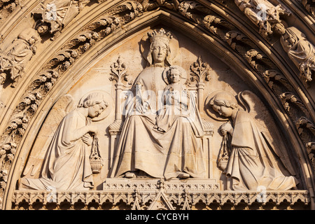 Reliefskulptur bei La Basilique Notre-Dame-de-Bonsecours (rekonstruierte 19), Haute-Normandie, Frankreich Stockfoto