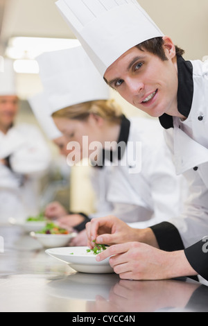 Nachschlagen von der Vorbereitung Salat Chef Stockfoto