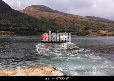 Alte, kleine Kylerhea auf Glenelg Autofähre "Glenachulish", überqueren Kyle Rhea / Sound of Sleat nach Isle Of Skye, Schottland, Großbritannien Stockfoto