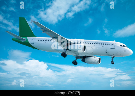 Düsenflugzeug in blau bewölktem Himmel ist für die Landung manövrieren. Stockfoto