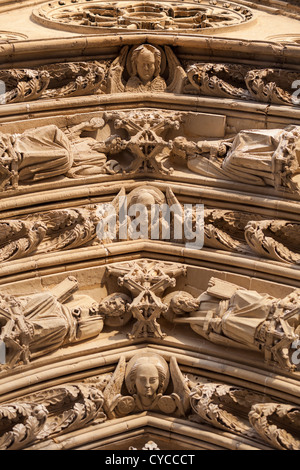 Reliefskulptur bei La Basilique Notre-Dame-de-Bonsecours (rekonstruierte 19), Haute-Normandie, Frankreich Stockfoto