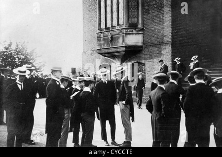 Harrow School, Bill wird angerufen, das ist ein Harrow Slang Wort für einen namentlichen Aufruf. Etwa 1910 1920er, 1900 1920 Stockfoto