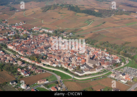 LUFTAUFNAHME. Befestigte Stadt in einer Landschaft von Weinbergen. Bergheim, Haut-Rhin, Elsass, Grand Est, Frankreich. Stockfoto