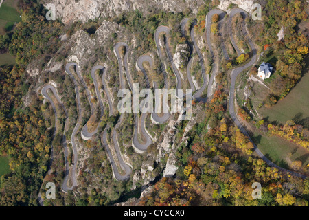 LUFTAUFNAHME. Kurvenreiche Straße, die bis zum Dorf Montvernier führt. Maurienne Valley, Savoie, Auvergne-Rhône-Alpes, Frankreich. Stockfoto