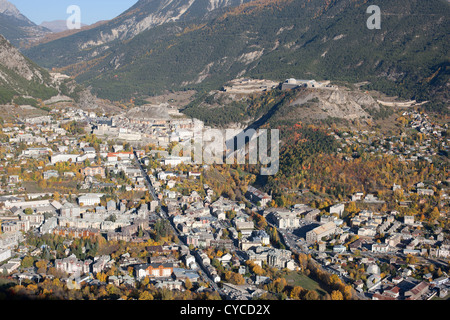 Die moderne Stadt, die Altstadt und das Fort des Têtes (UNESCO-Weltkulturerbe). Briançon, Hautes-Alpes, Auvergne-Rhône-Alpes, Frankreich. Stockfoto