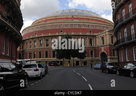 Easterly Aspekt der Royal Albert Hall, gesehen von der öffentlichen Straße in Kensington Court. Stockfoto