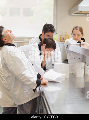 Frustriert Koch ist das Menü diskutieren. Stockfoto