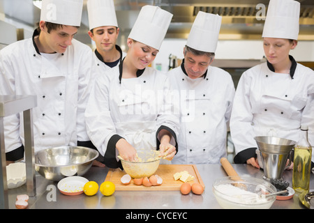 Konditor Studenten zeigen, wie man Teig zubereiten Stockfoto