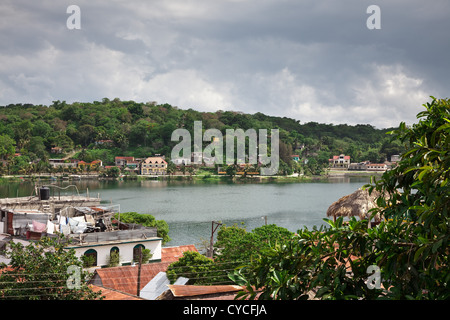 Der charmante Insel Flores in Petén Itzá See ist eine willkommene Ablenkung, die eine echte entspannt fühlen. Stockfoto