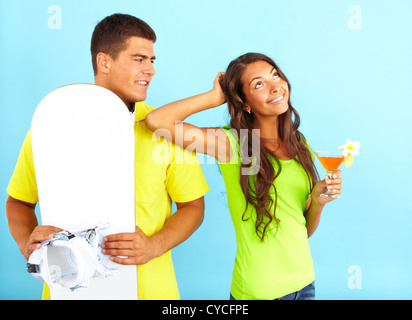 Porträt von netten Mädchen holding mit gut aussehender Mann mit Skateboard in der Nähe von cocktail Stockfoto