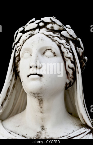Antike Statue zeigt eine griechischen mythische Muse. Die Statue befindet sich im Palast Achilleion auf Korfu in Griechenland Stockfoto
