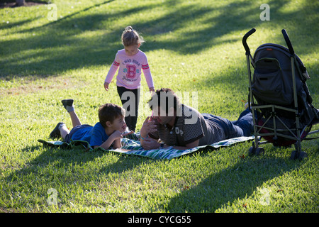 Eine Familie liest ein Buch auf dem Rasen des Texas Capitol während Texas Book Festival 2012 in Austin Stockfoto