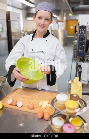 Konditor Eiweiß zu Schnee schlagen Stockfoto