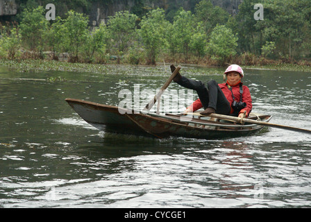 Fuß Rudern Tam Coc Bereich der Ngo Dong River in der Nähe von Ninh Binh, Vietnam Stockfoto