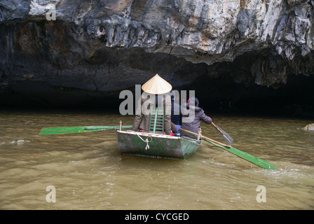 Fuß Rudern Tam Coc Bereich der Ngo Dong River in der Nähe von Ninh Binh, Vietnam Stockfoto