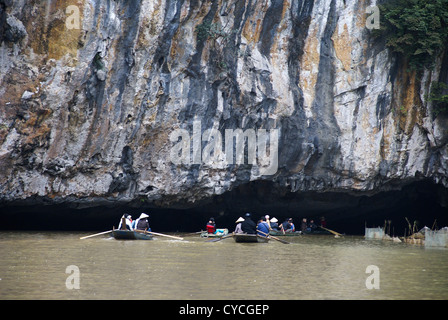 Fuß Rudern Tam Coc Bereich der Ngo Dong River in der Nähe von Ninh Binh, Vietnam Stockfoto