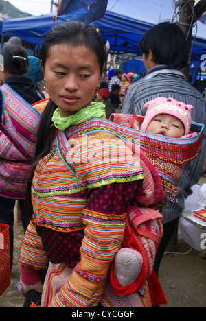 Vietnam, Bac Ha Markt, Flower Hmong Frau und Kind in traditioneller Tracht Stockfoto