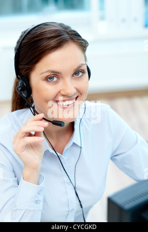 Porträt der Kunde Unterstützung repräsentativen Blick in die Kamera mit freundlichen Lächeln Stockfoto