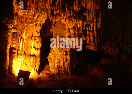 Vietnam, Halong Bay, Innere des Sung Sot oder "Überraschung Höhle" Bo Hon Insel Stockfoto