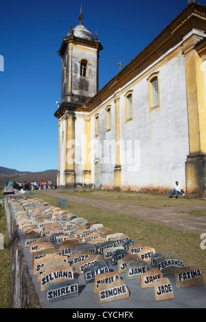 Souvenir-Namensschilder außerhalb der Kirche Sao Francisco de Paula, Ouro Preto (UNESCO-Weltkulturerbe), Minas Gerais, Brasilien Stockfoto