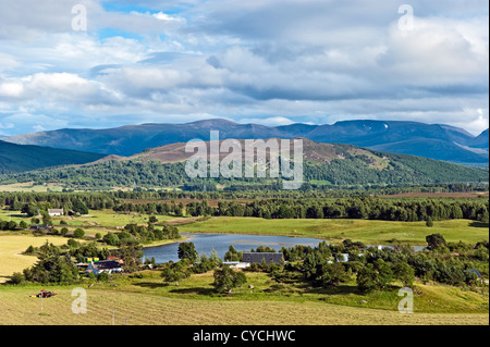 Cairn Gorm Berg (links) und Speyside von oben Avielochan nördlich von Aviemore Highland Schottland gesehen Stockfoto