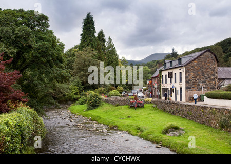 Malerischen Dorf von Beddgelert, Snowdonia, Wales UK ist der Treffpunkt der beiden Flüsse Glaslyn und Fluss Colwyn Stockfoto