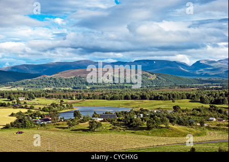 Cairn Gorm Berg (links) und Speyside von oben Avielochan nördlich von Aviemore Highland Schottland gesehen Stockfoto