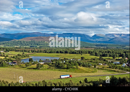 Cairn Gorm Berg (links) und Speyside angesehen von oben Avielochan nördlich von Aviemore Highland Schottland mit LKW auf A95 Stockfoto