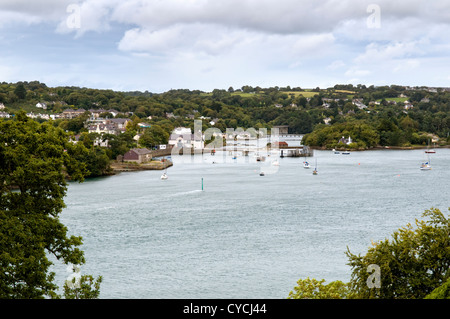 Blick über die Menai Straits vom Festland, das Festland-Wales mit der Isle of Anglesey, UK trennt Stockfoto