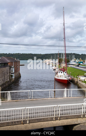 Blick über die Menai Straits vom Festland, das Festland-Wales mit der Isle of Anglesey, UK trennt Stockfoto