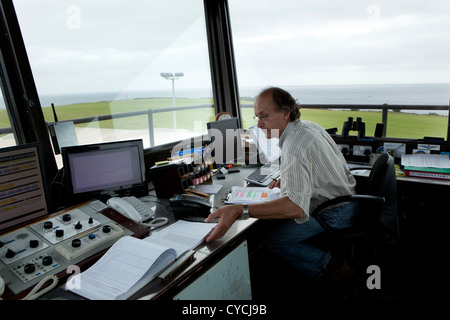 Fluglotse im Tower Isles of Scilly Flughafen, Str. Marys, Scilly Stockfoto