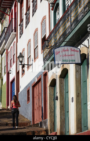 Frau zu Fuß in Largo Ouro Preto (UNESCO-Weltkulturerbe), Rosario (Rosario-Platz), Minas Gerais, Brasilien Stockfoto