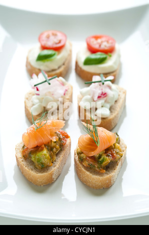 Auswahl an vegetarischen Vorspeisen auf weiße Platte angeordnet Stockfoto