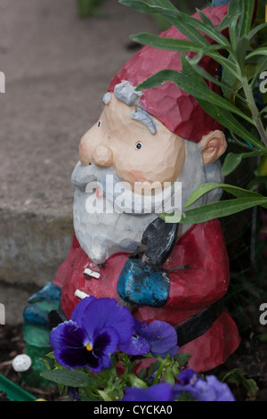 gmlg1308 2248 Weihnachten Weihnachtsmann Gartenzwerg mit Garten Kelle Stockfoto