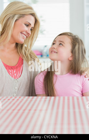 Mutter und Tochter sahen einander in der Küche Stockfoto