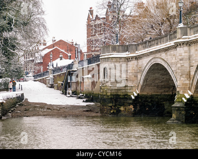 Blick auf die historische Altstadt Richmond Bridge über die Themse im Winter - Richmond upon Thames <Surrey, Großbritannien Stockfoto