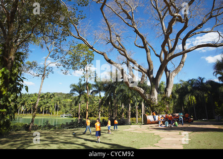 Schülerinnen und Schüler am Centro de Arte Contemporanea Inhotim, Brumadinho, Belo Horizonte, Minas Gerais, Brasilien Stockfoto